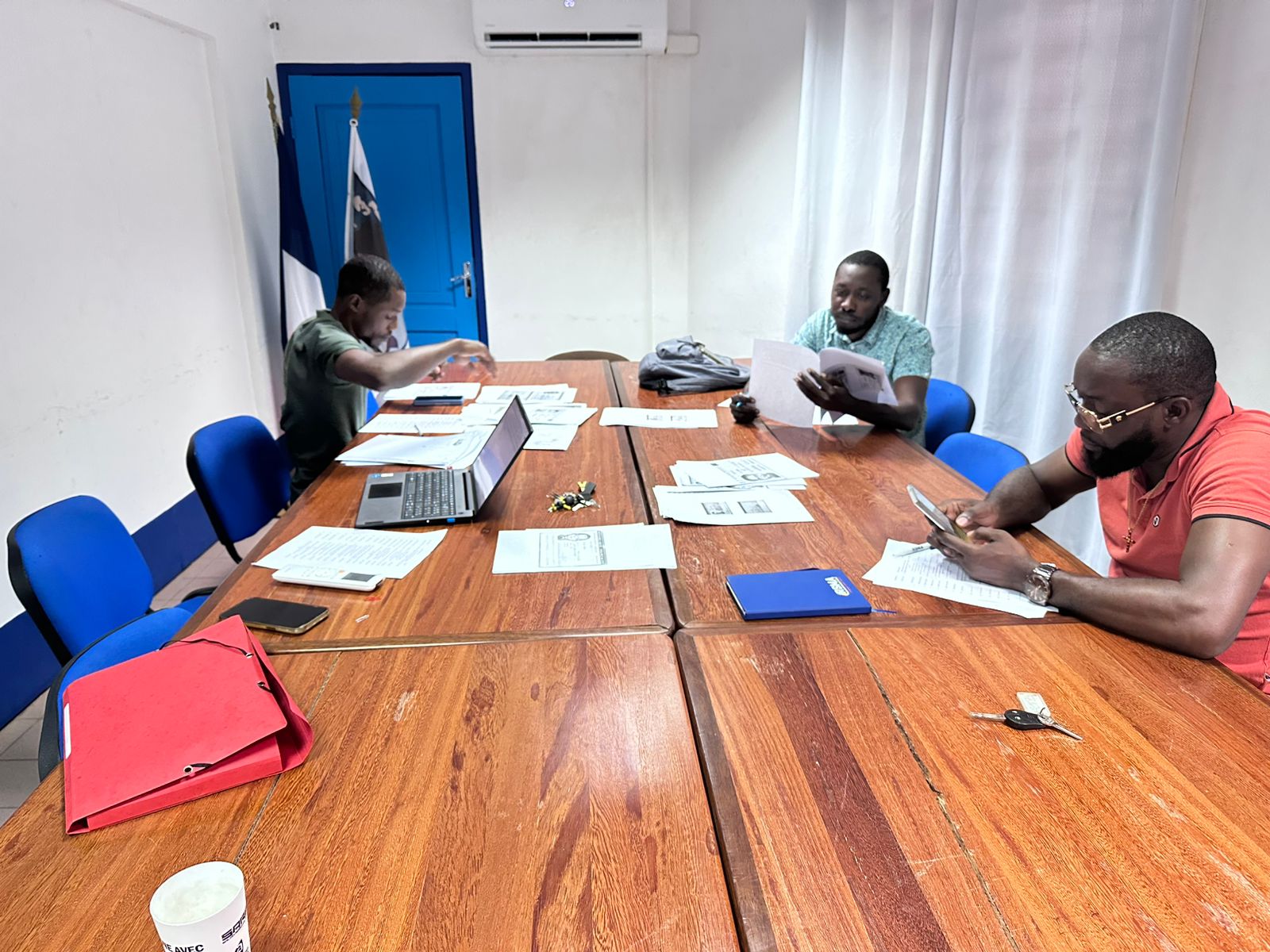 La Mairie de Grand-Santi a accueilli une réunion portant sur l'attribution des bourses aux étudiants.